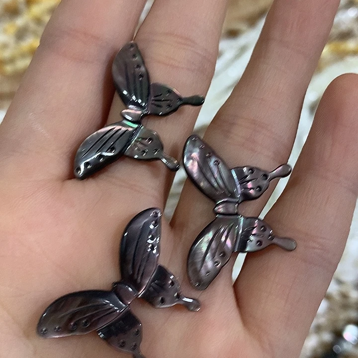 一个大号黑叠贝蝴蝶