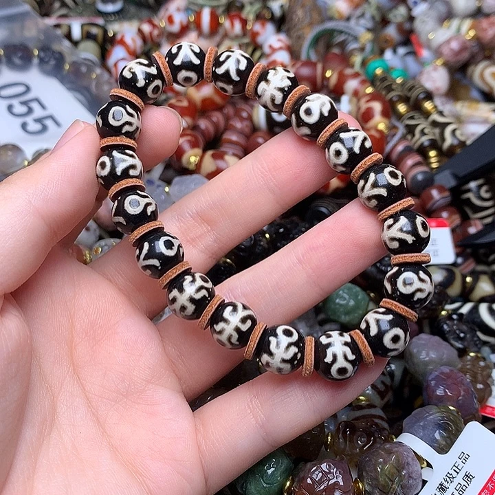 未镶嵌发一个玛瑙/玉髓