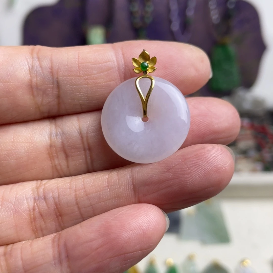 翡翠18K金镶嵌颈饰粉底平安扣