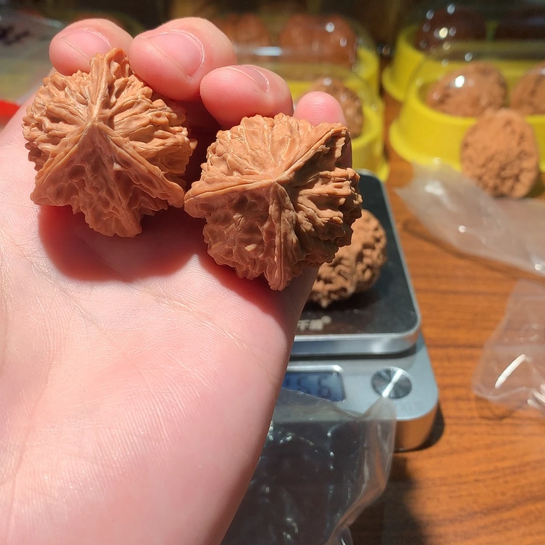 文玩核桃吊坠盘山三棱135