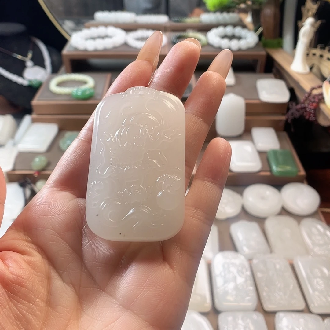 灰***迹石英质玉（金丝玉）未镶嵌颈饰新疆金丝玉