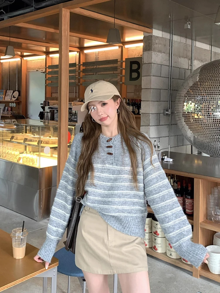 法式复古半开领毛衣女2025秋季新款牛角扣设计感条纹长袖针织上衣