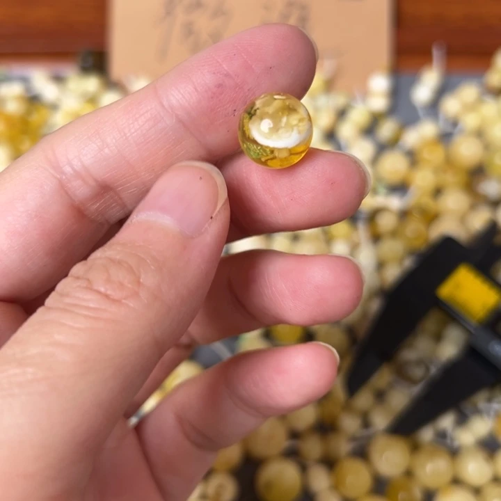 蜜蜡未镶嵌裸石11.4mm有坑