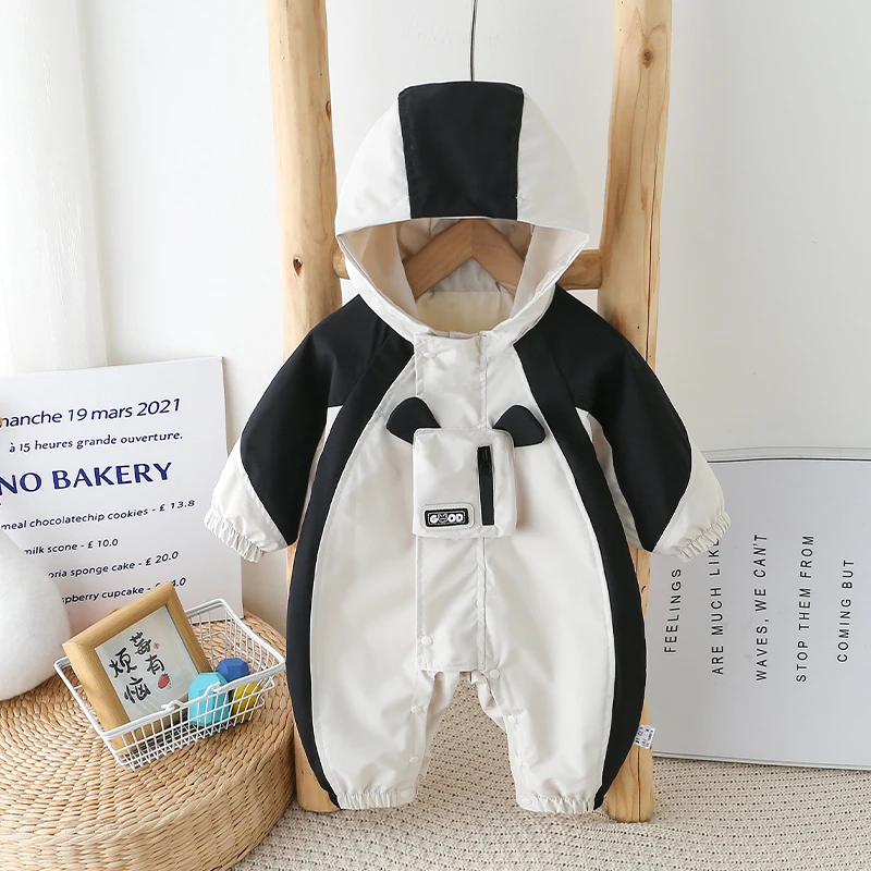 新生儿秋装新款连体衣男女宝宝冲锋衣婴儿春秋款超萌熊猫时尚爬服