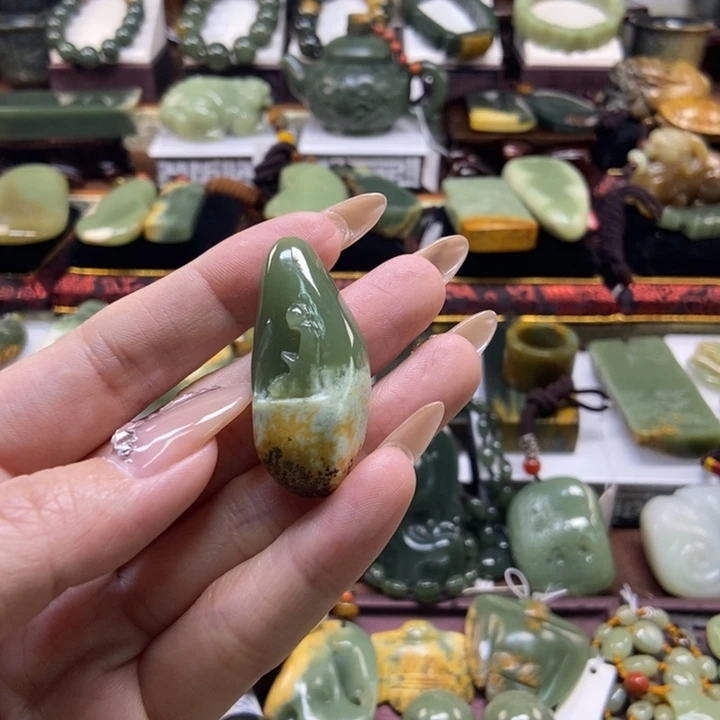 颈饰未镶嵌岫岩河磨玉（透闪石质玉）九*狐
