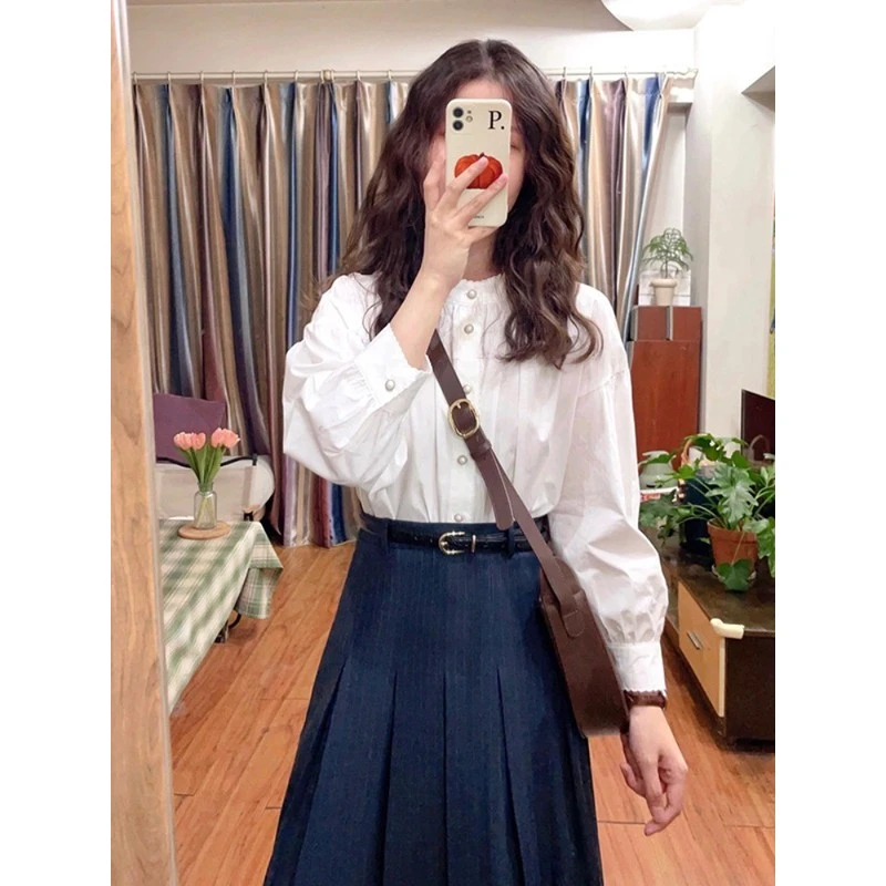 法国白色娃娃领衬衫的妇女与利基春季和秋季长袖衬衫与别致的上衣