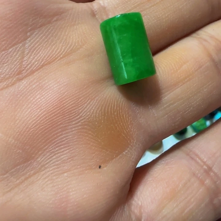 翡翠散珠翡翠原矿石镶嵌的