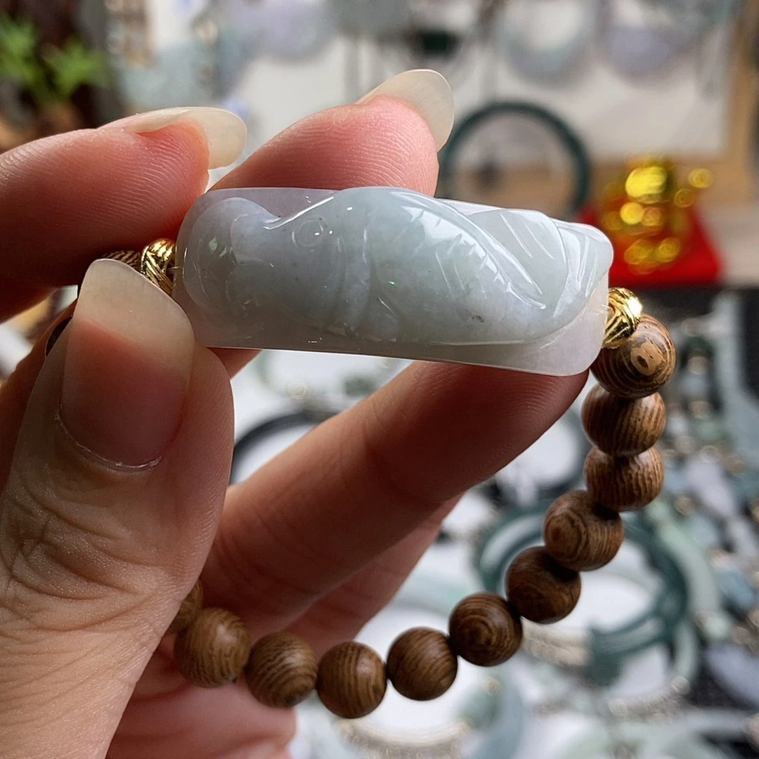 翡翠未镶嵌吊坠(赠链)