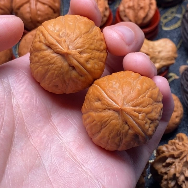 文玩核桃吊坠小桃心