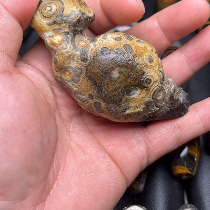 石英质玉珠宝半成品未镶嵌三**?