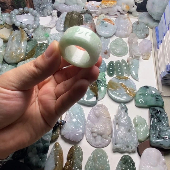 用***5翡翠未镶嵌颈饰扳指