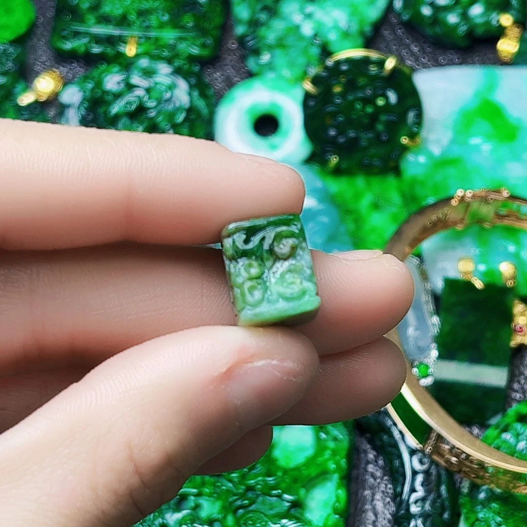 颈饰未镶嵌翡翠多样性