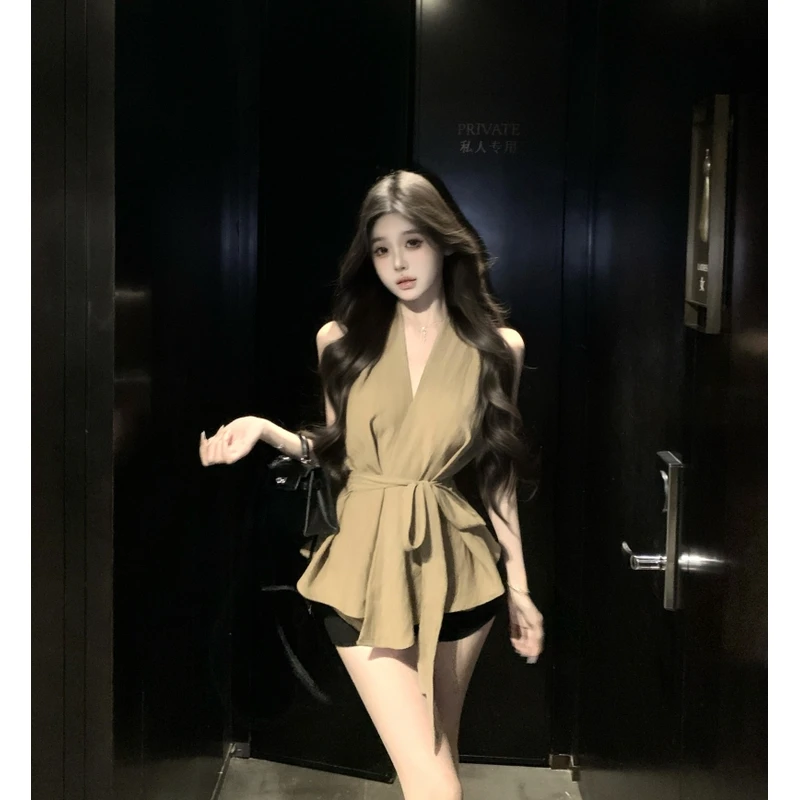 纯欲风辣妹时尚套装女卡其色细带收腰挂脖气质上衣黑色包臀短裤子