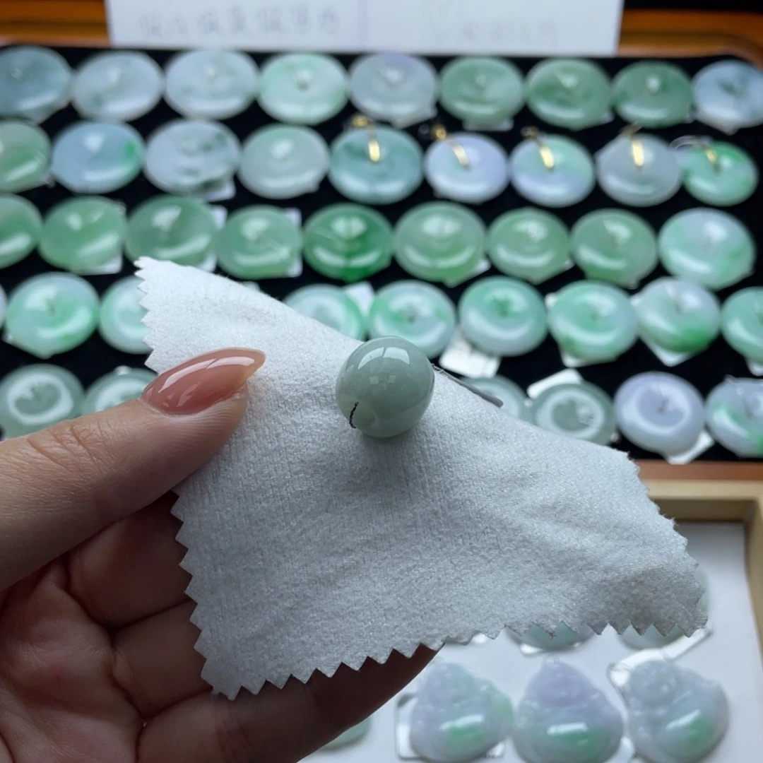 翡翠颈饰未镶嵌路路通