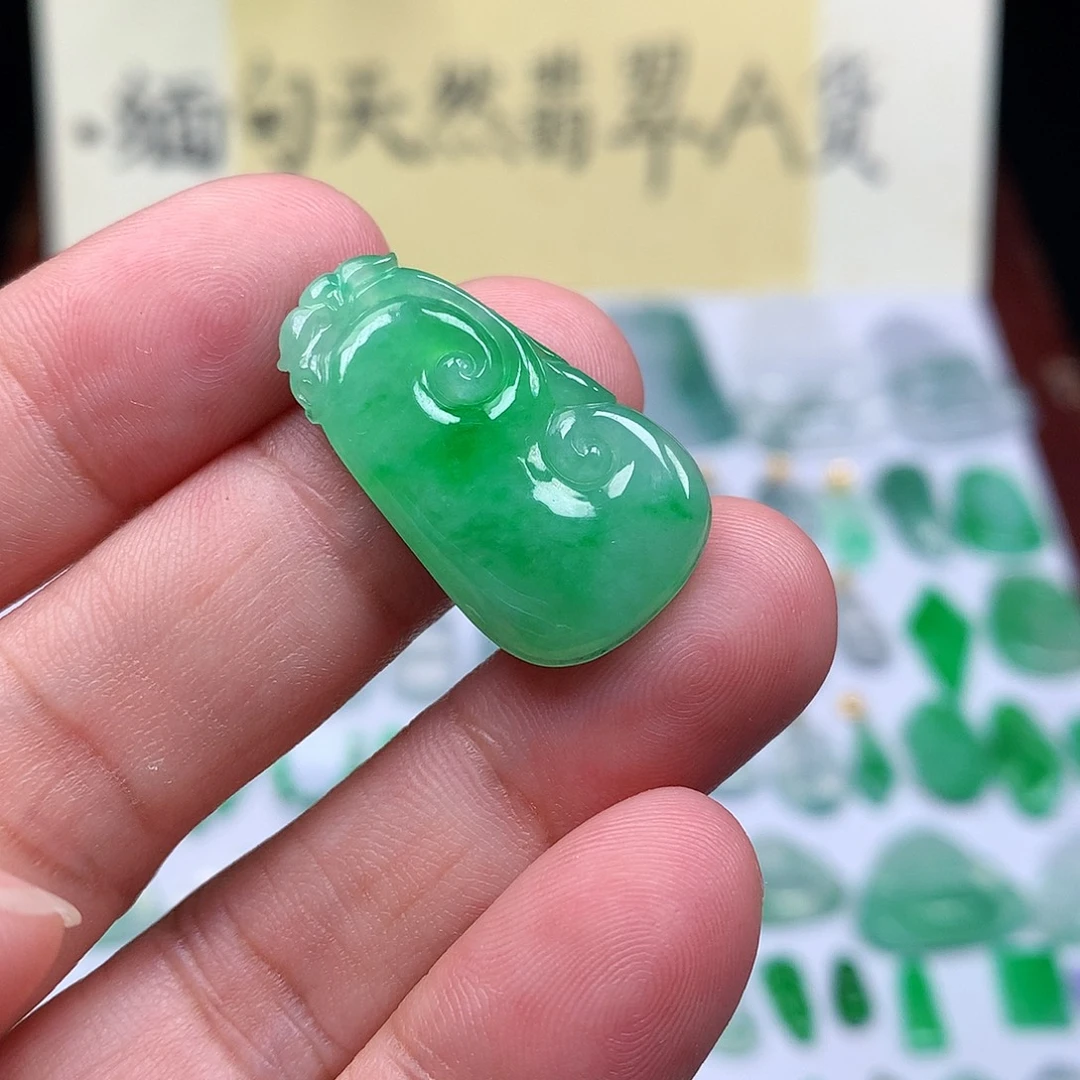 翡翠裸石缅甸天然A货翡翠阳绿如意