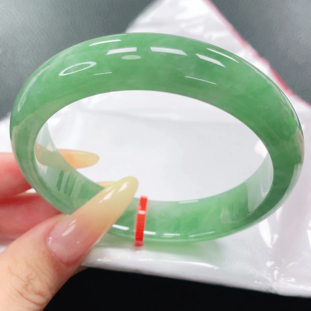 翡翠手镯未镶嵌57。