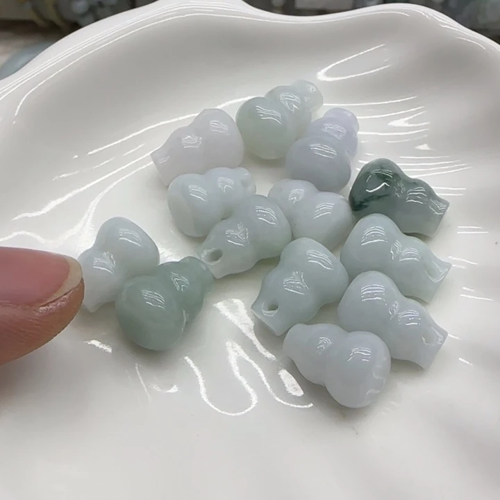 翡翠未镶嵌手链13个葫芦