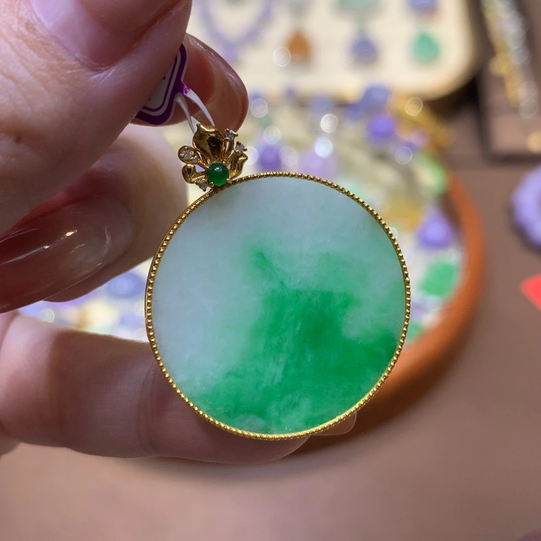 翡翠18K金镶嵌颈饰