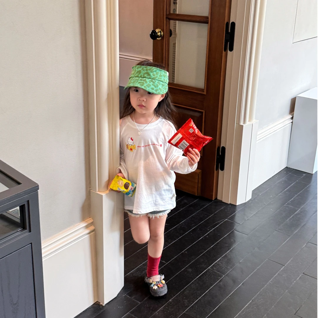 小思家女童25夏卡通猫印花洋气韩版宽松长袖上衣毛边牛仔短裤套装