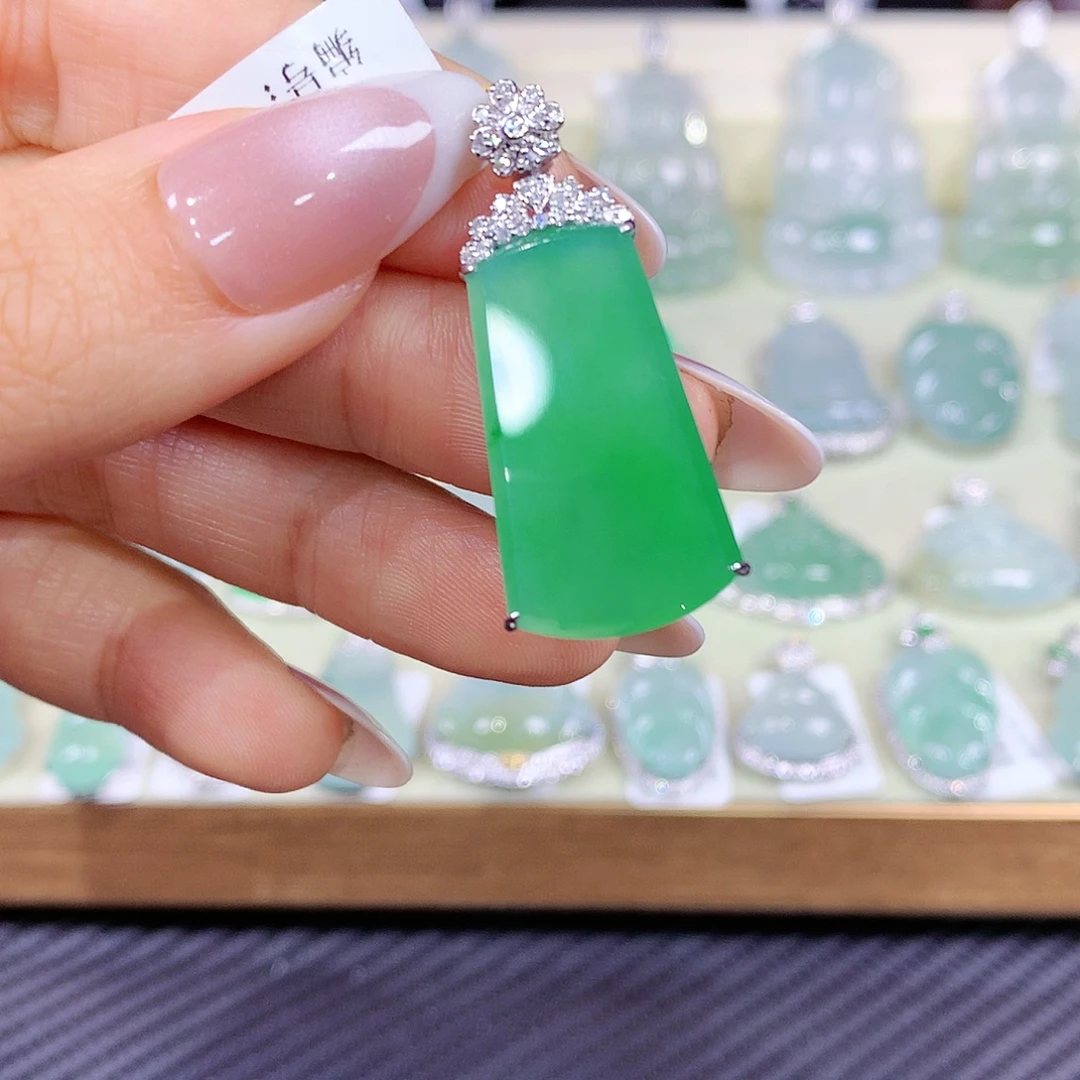 翡翠18K金镶嵌颈饰无事牌