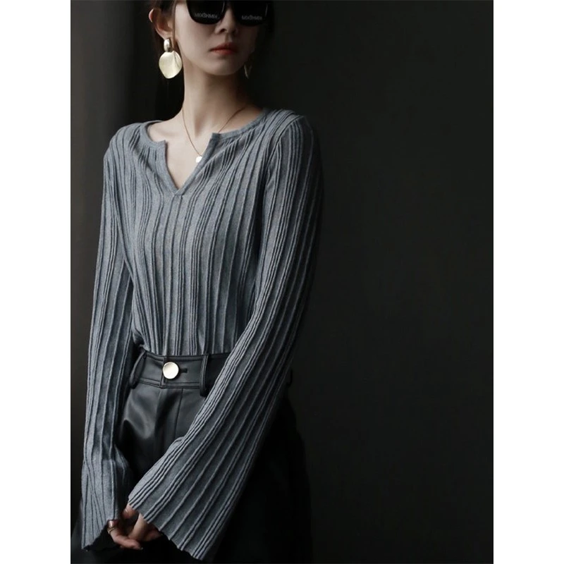 肌理感坑条喇叭袖针织衫女2025春秋新V领内搭柔软舒适羊绒打底衫