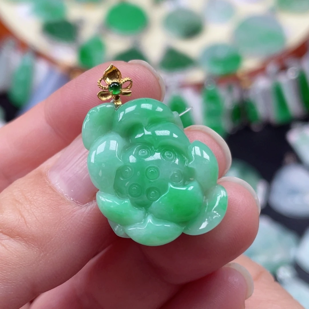 颈饰18K金镶嵌翡翠莲花