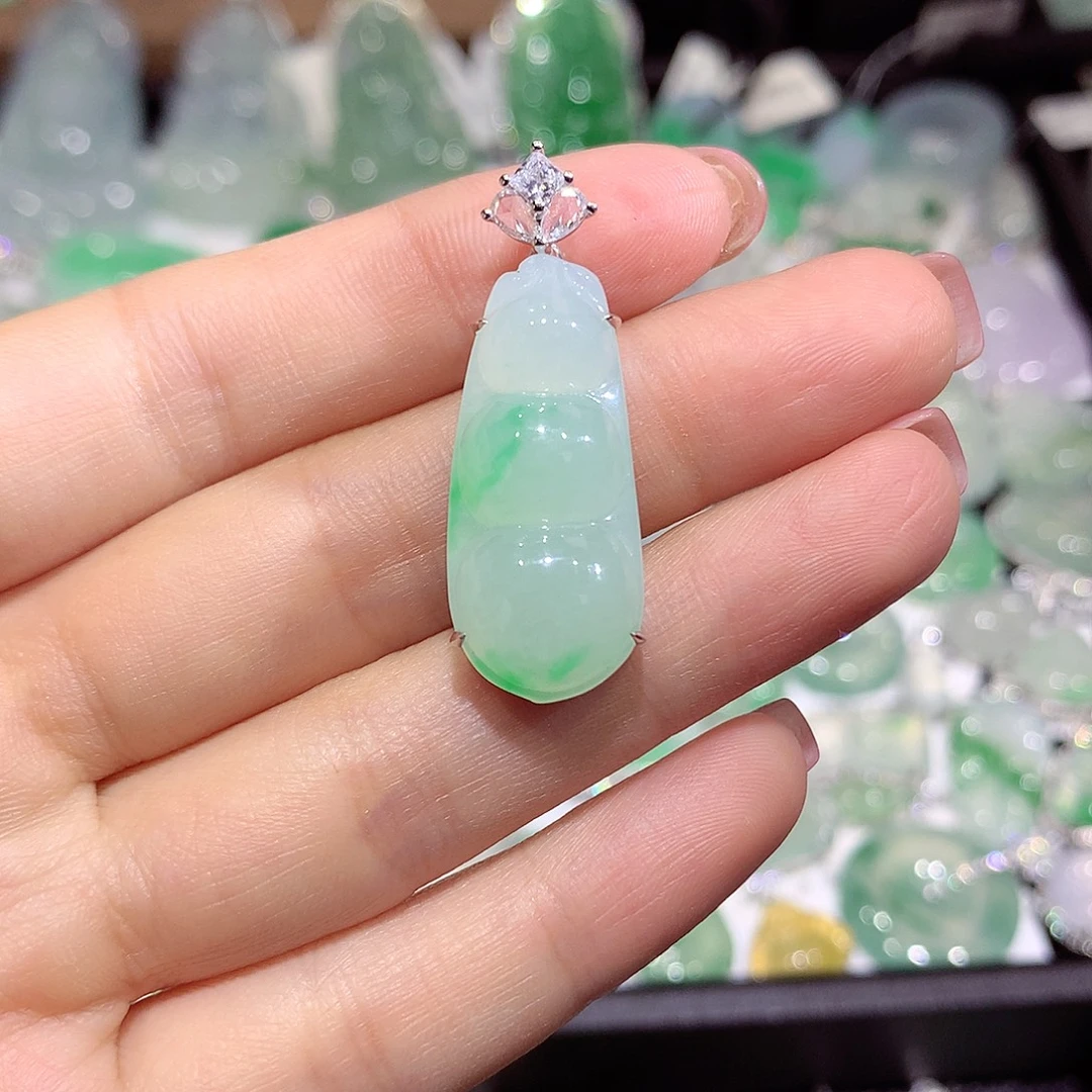 翡翠18K金镶嵌颈饰豆