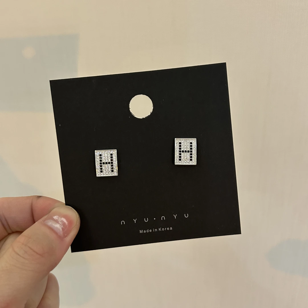 925银合成锆石耳饰 CHANGE x 方钻黑格耳钉 字母百搭 特  E787