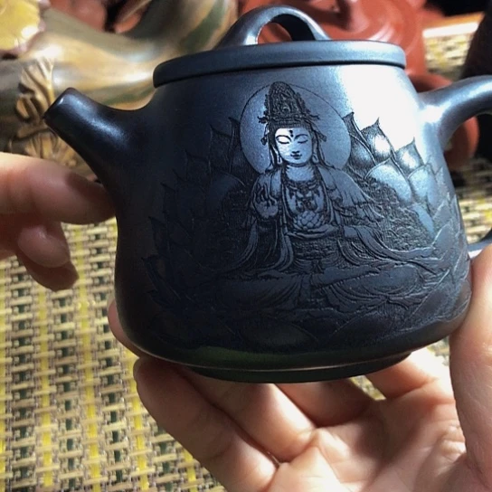 紫砂茶壶原矿泥料手工制作的紫砂壶。