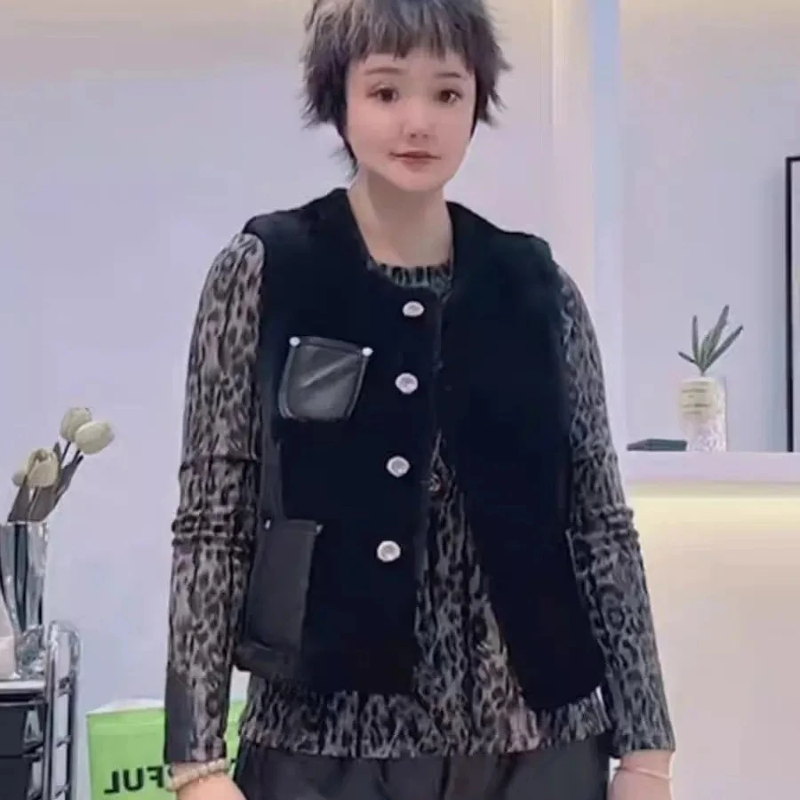 皮毛一体马甲圆领短裤