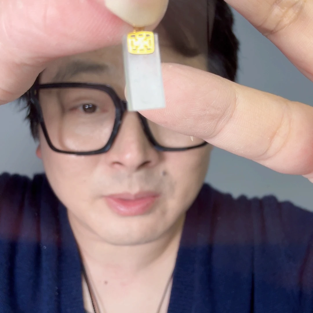 翡翠18K金镶嵌颈饰一件