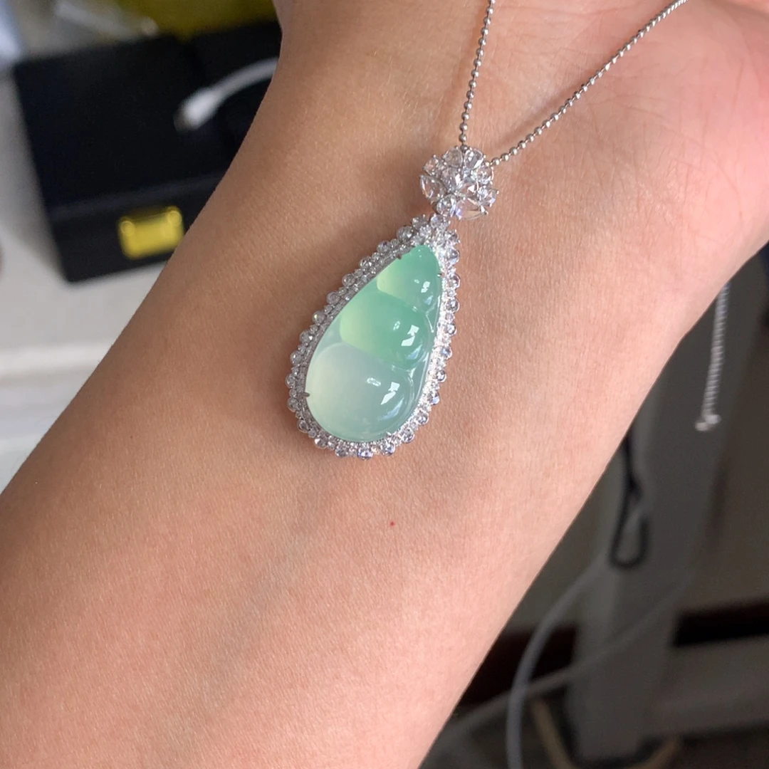 翡翠18K金镶嵌吊坠(赠链)