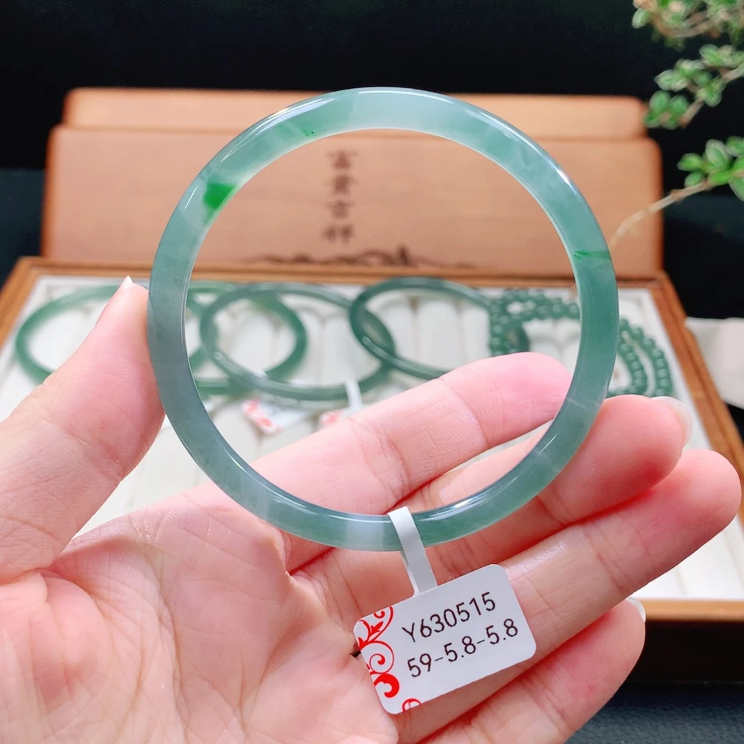 翡翠手镯（圆镯）未镶嵌