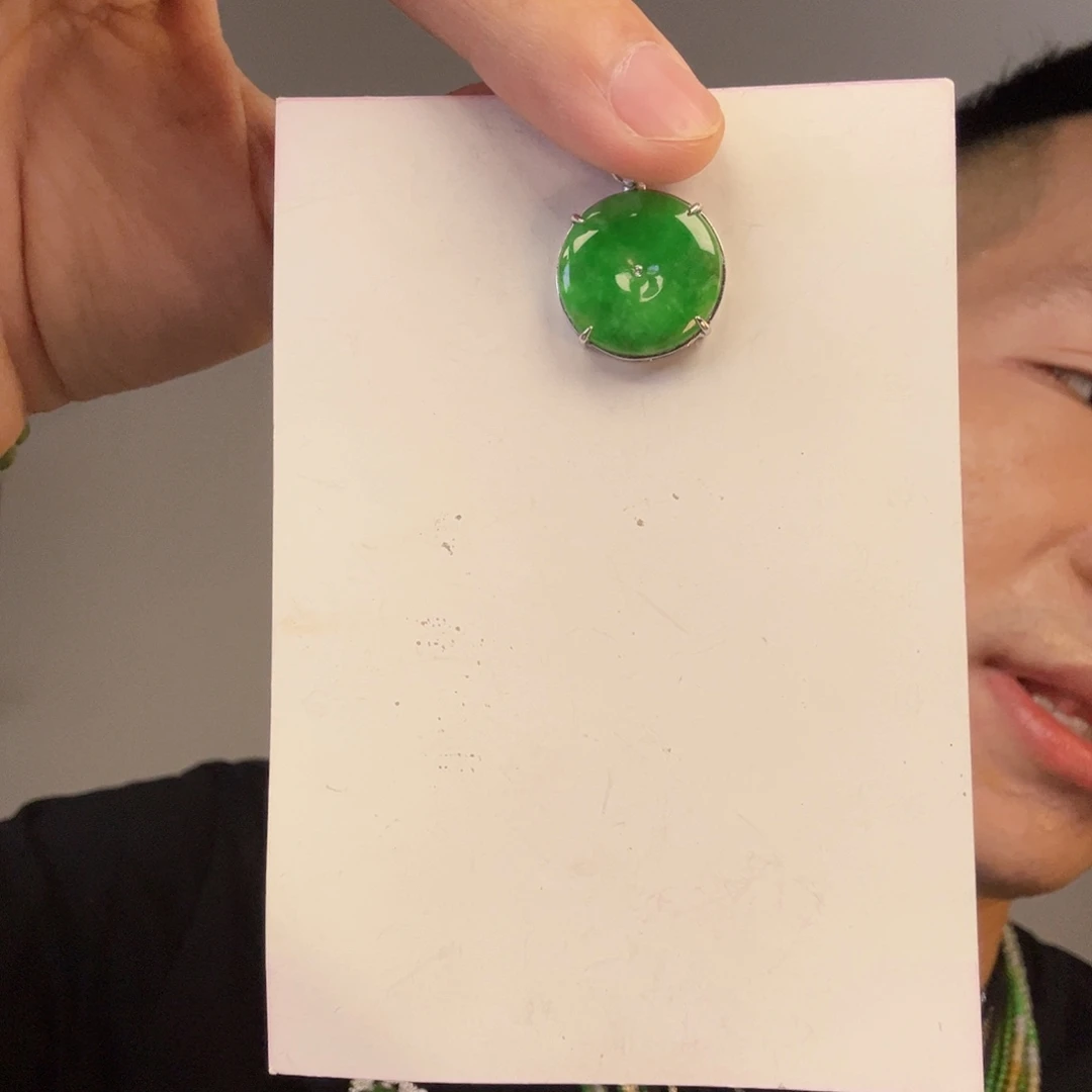 翡翠未镶嵌颈饰一件