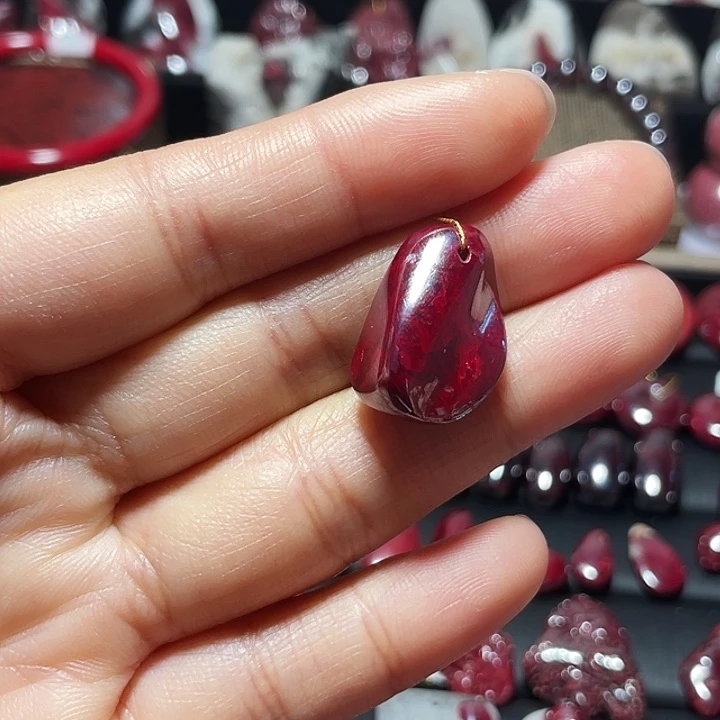 天然辰砂原矿吊坠14.8克