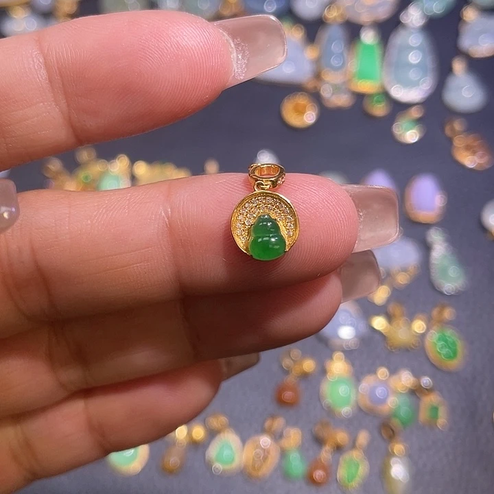 差***你翡翠18K金镶嵌颈饰