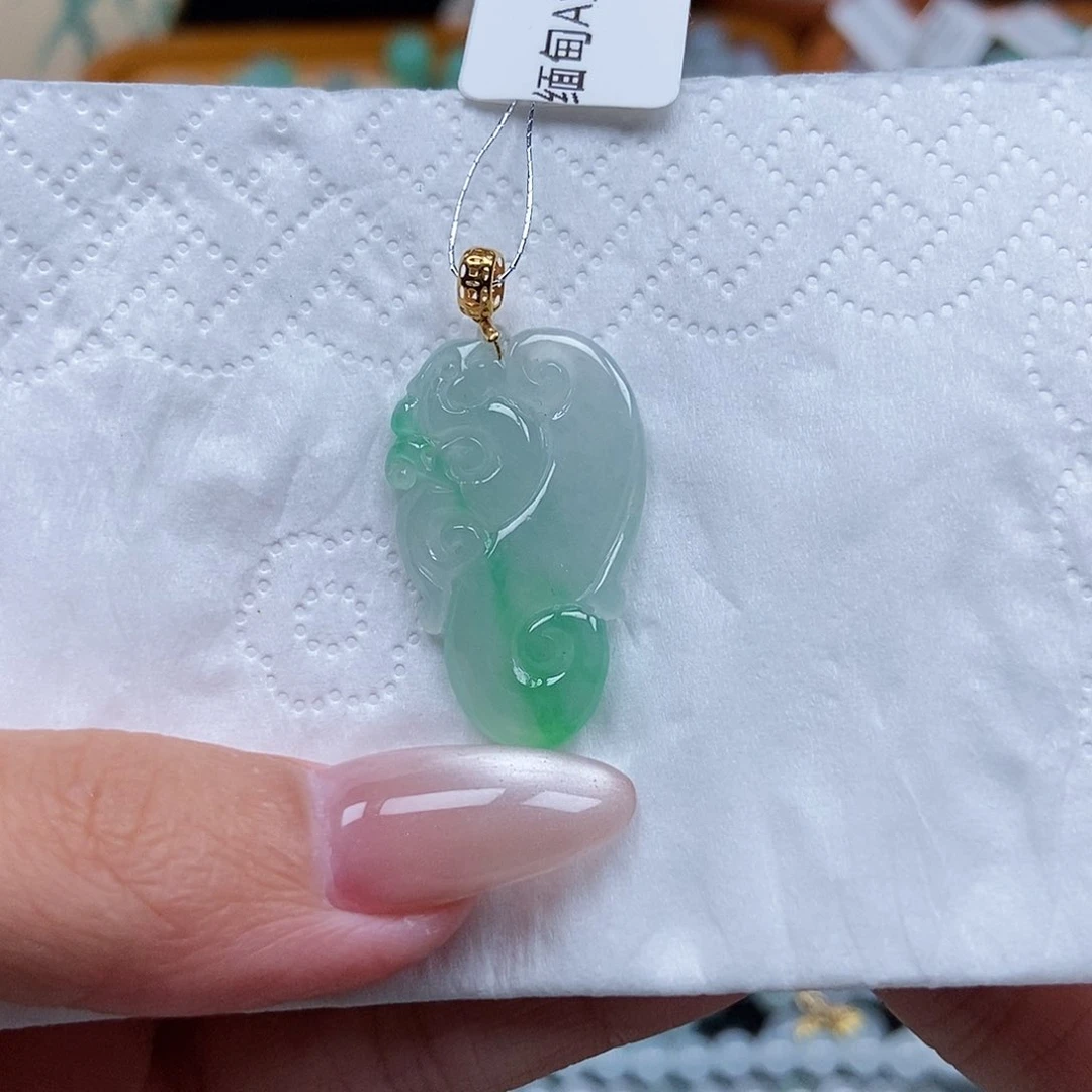 18K金镶嵌挂件翡翠闪