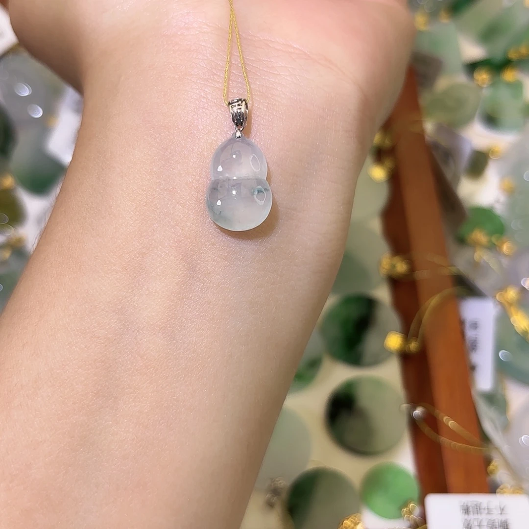 翡翠18K金镶嵌颈饰葫芦