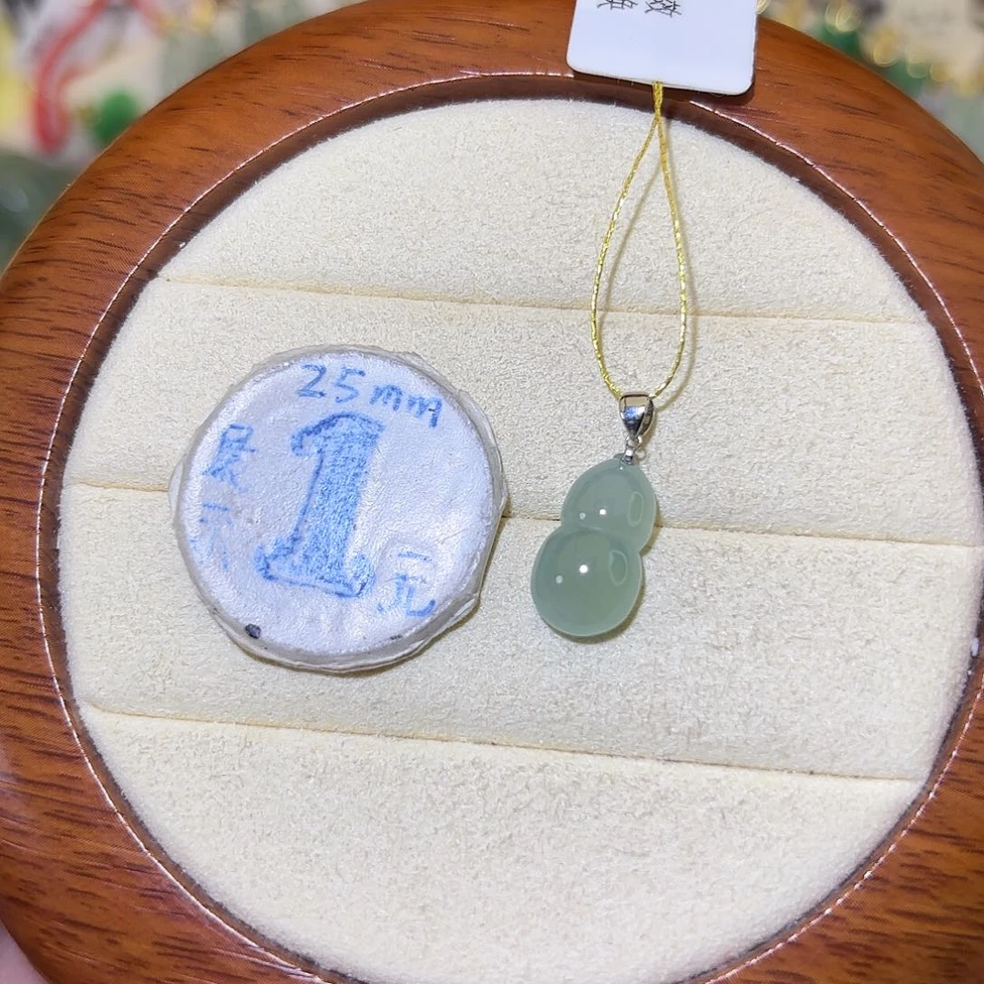 用***6翡翠18K金镶嵌颈饰葫芦