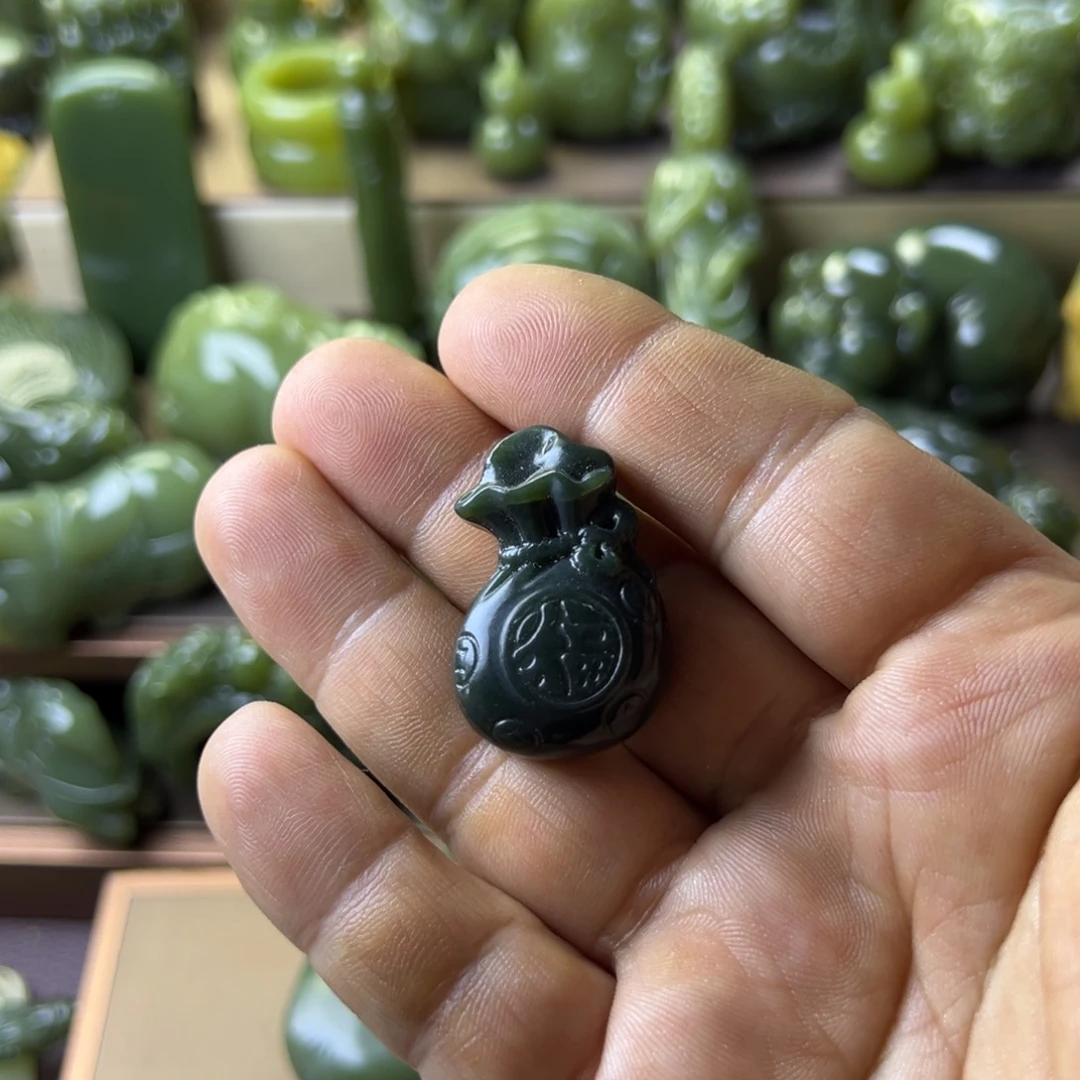 和田玉（青玉）挂件未镶嵌吃**喝