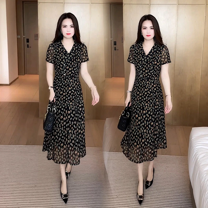 轻奢修身连衣裙女2025夏季新款气质V领短袖中长款过膝波点a字裙子