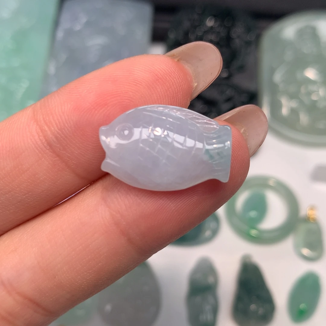 翡翠未镶嵌颈饰小鱼