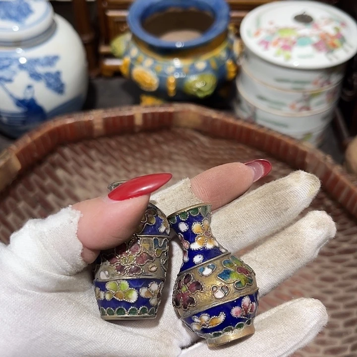 博***博羽毛一起看书的小姐妹