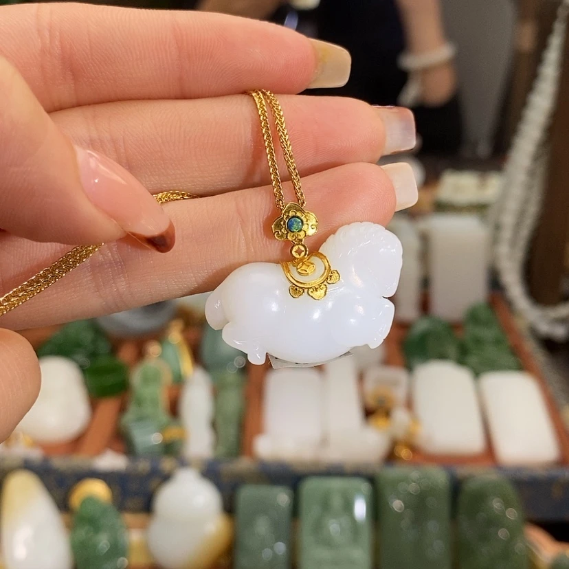 【闪购商品】吊坠(赠链)18K金镶嵌和田玉