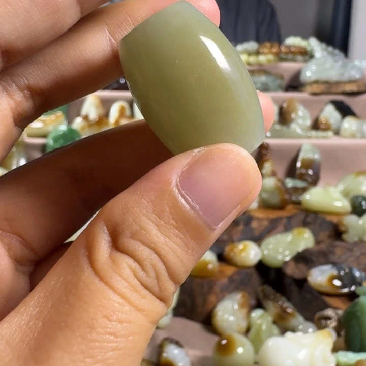 颈饰未镶嵌和田玉（糖玉）