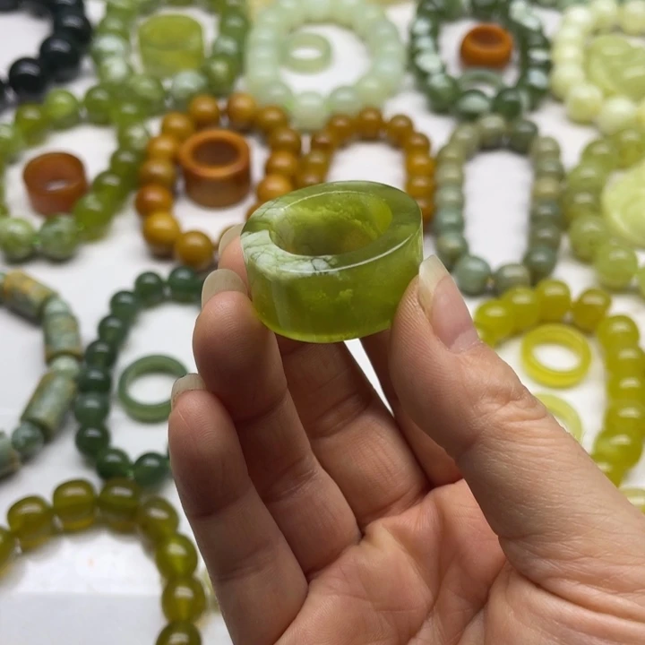 蛇纹石玉扳指未镶嵌佛*花