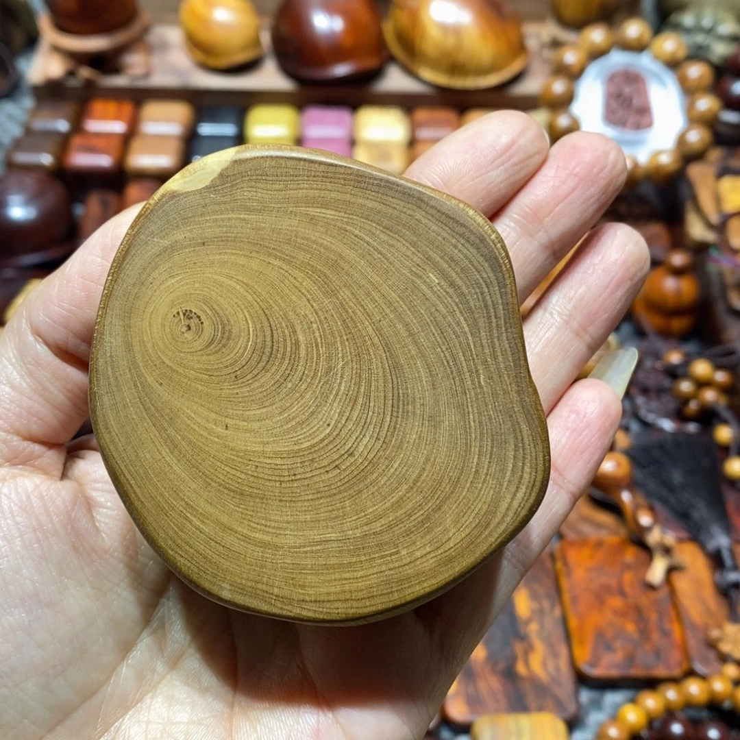 齐***胜木黄杨木瑕疵底座一个