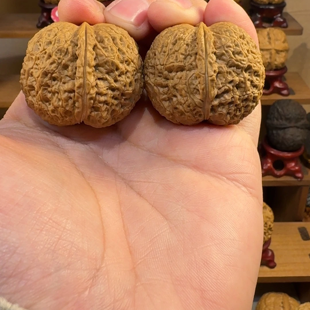 铁核桃把件荔枝元宝