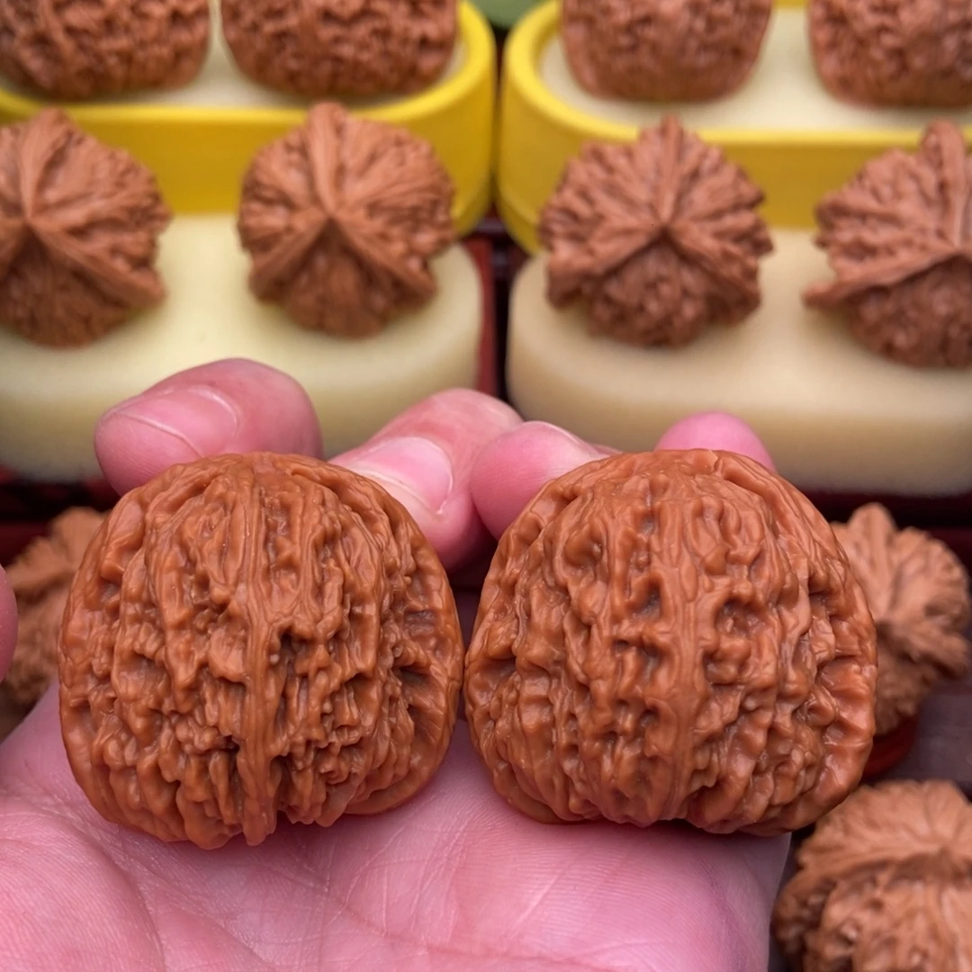 文玩核桃把件精品粗筋红皮南疆石40