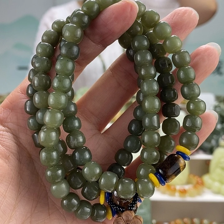 透闪石质玉未镶嵌颈饰